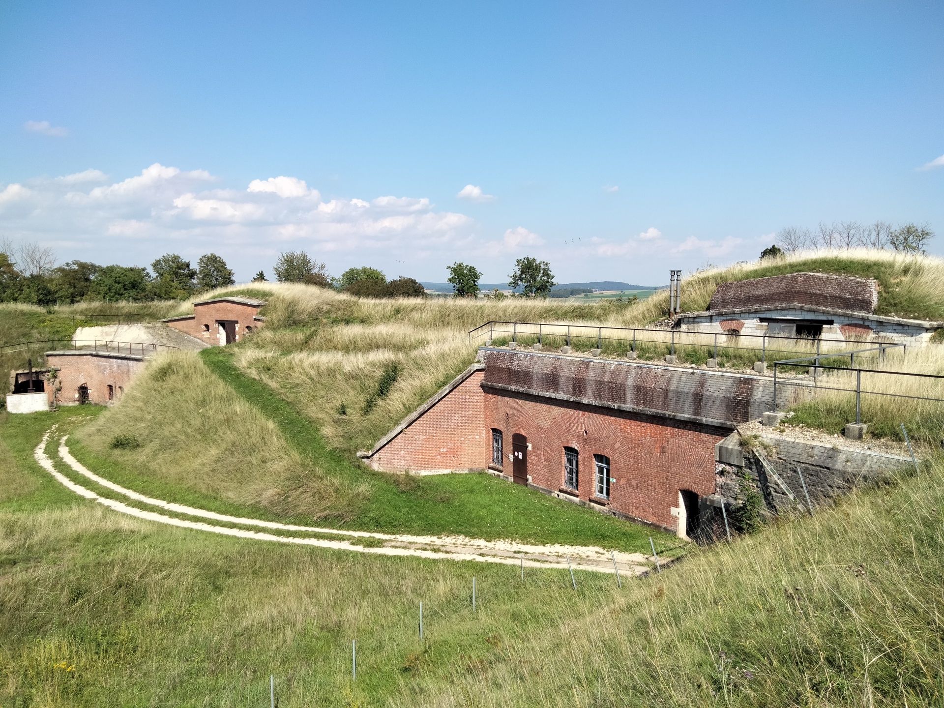 Hohltraverse 99 links und Hohltraverse 101 rechts über dem linken Innenhof. Der Weg heute entspricht dem früheren Verlauf der Lorenbahn