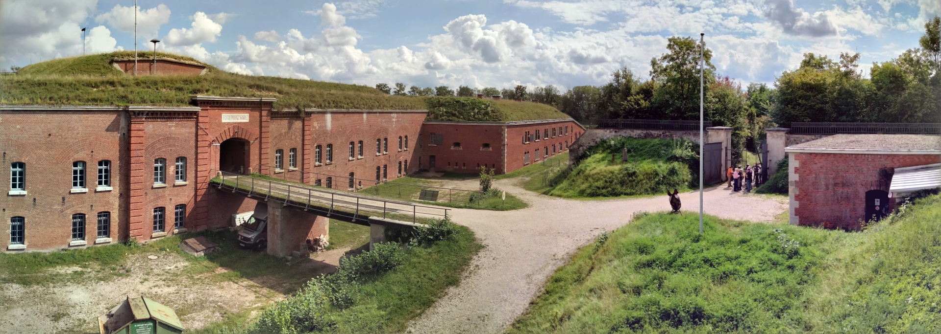 Kehlkaserne mit Brücke, Tor und Torhäuschen