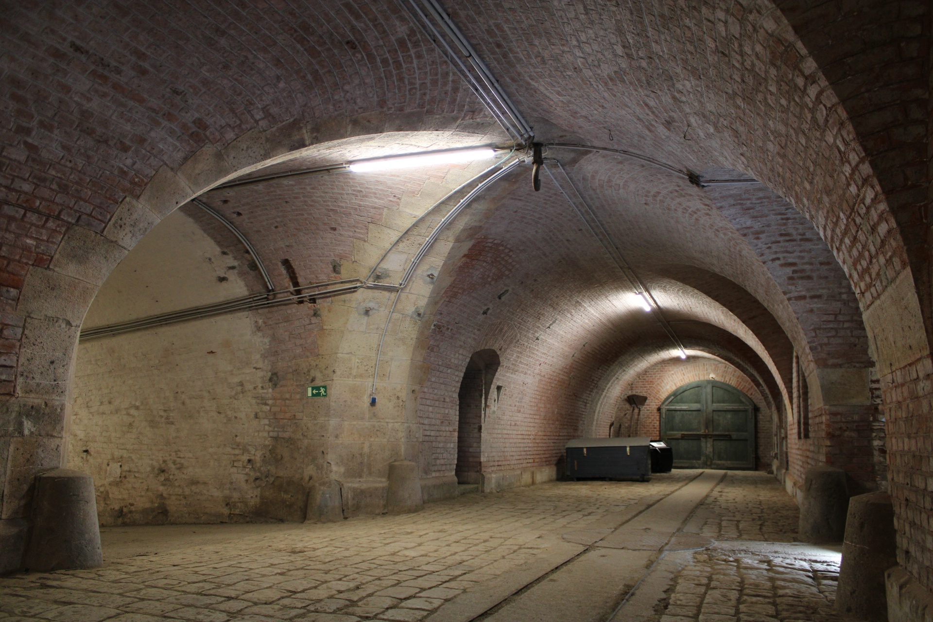 Kreuzung der Haupt-und Querpoterne in der Fortmitte mit Gleisen für die Loren