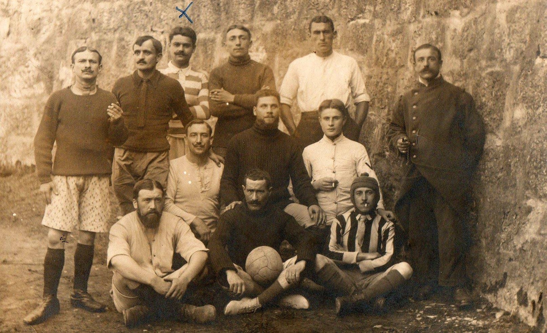 Kriegsgefangene im Fort Prinz Karl beim Fussballspiel. Der markierte Soldat ist der Infanterist Ferdinand Deleyrolle, 55stes frz. Infanterieregiment