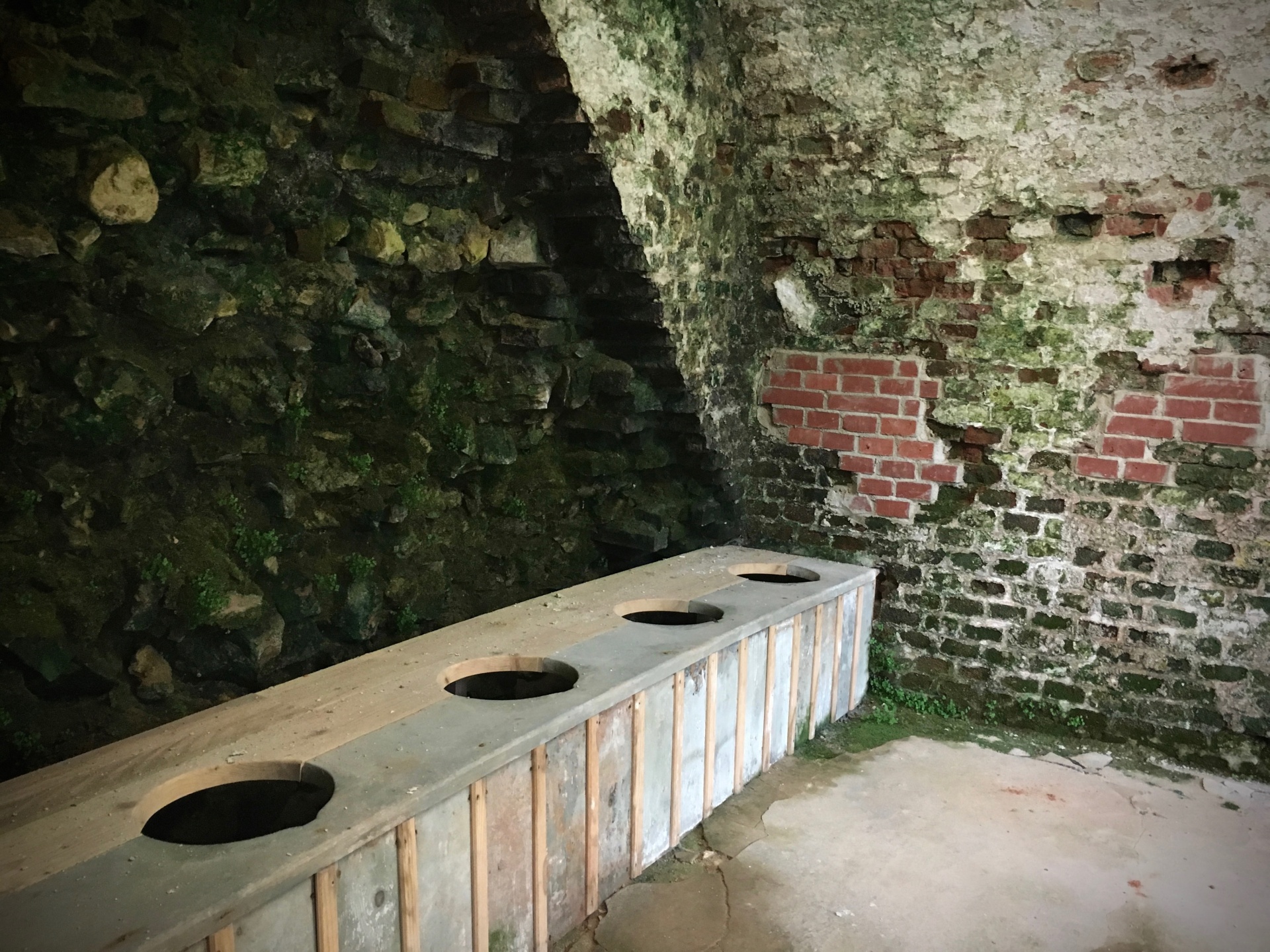Eine der Latrinenanlagen
