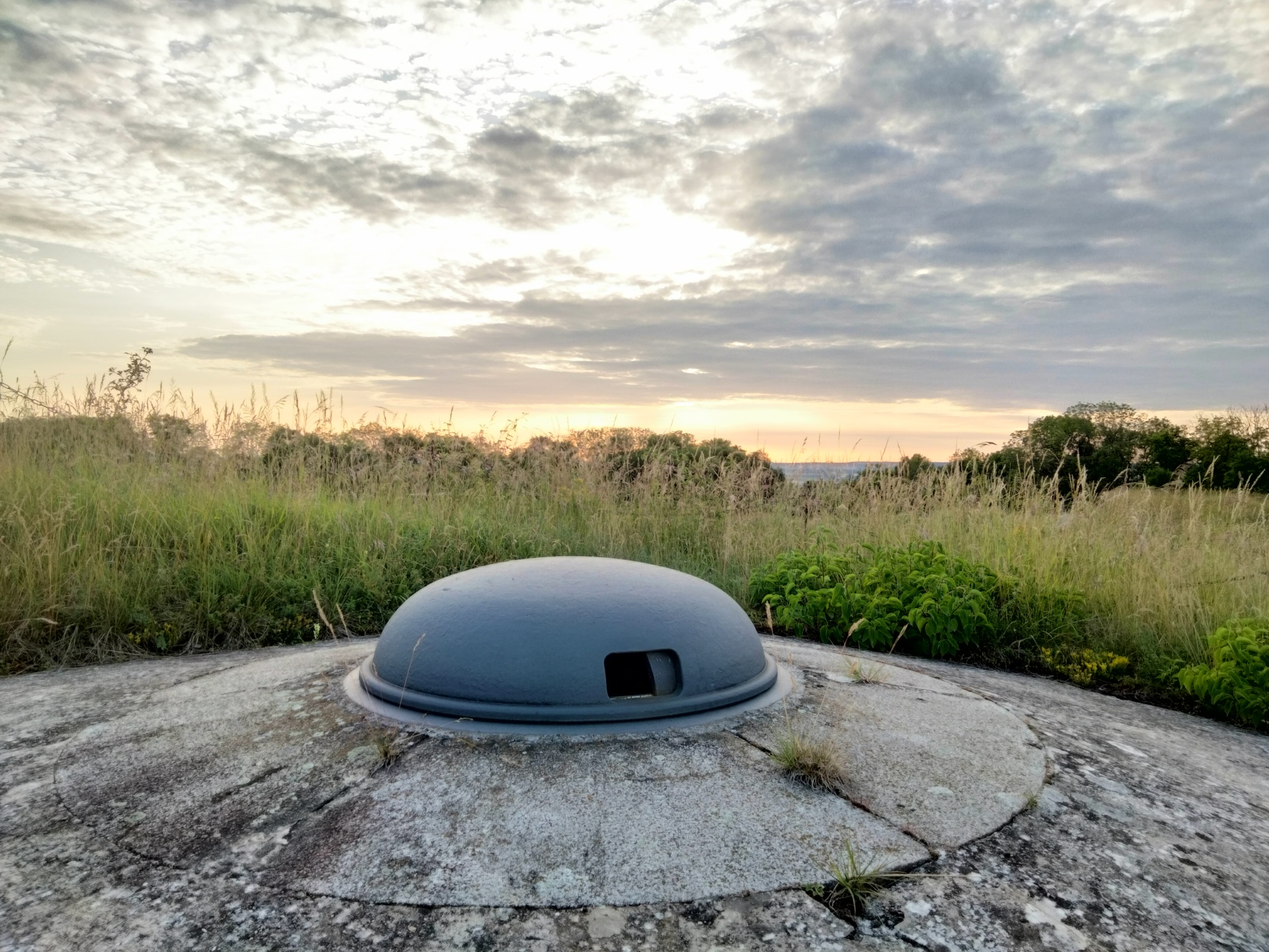 Die linke Beobachtungskuppel mit Sehschlitz