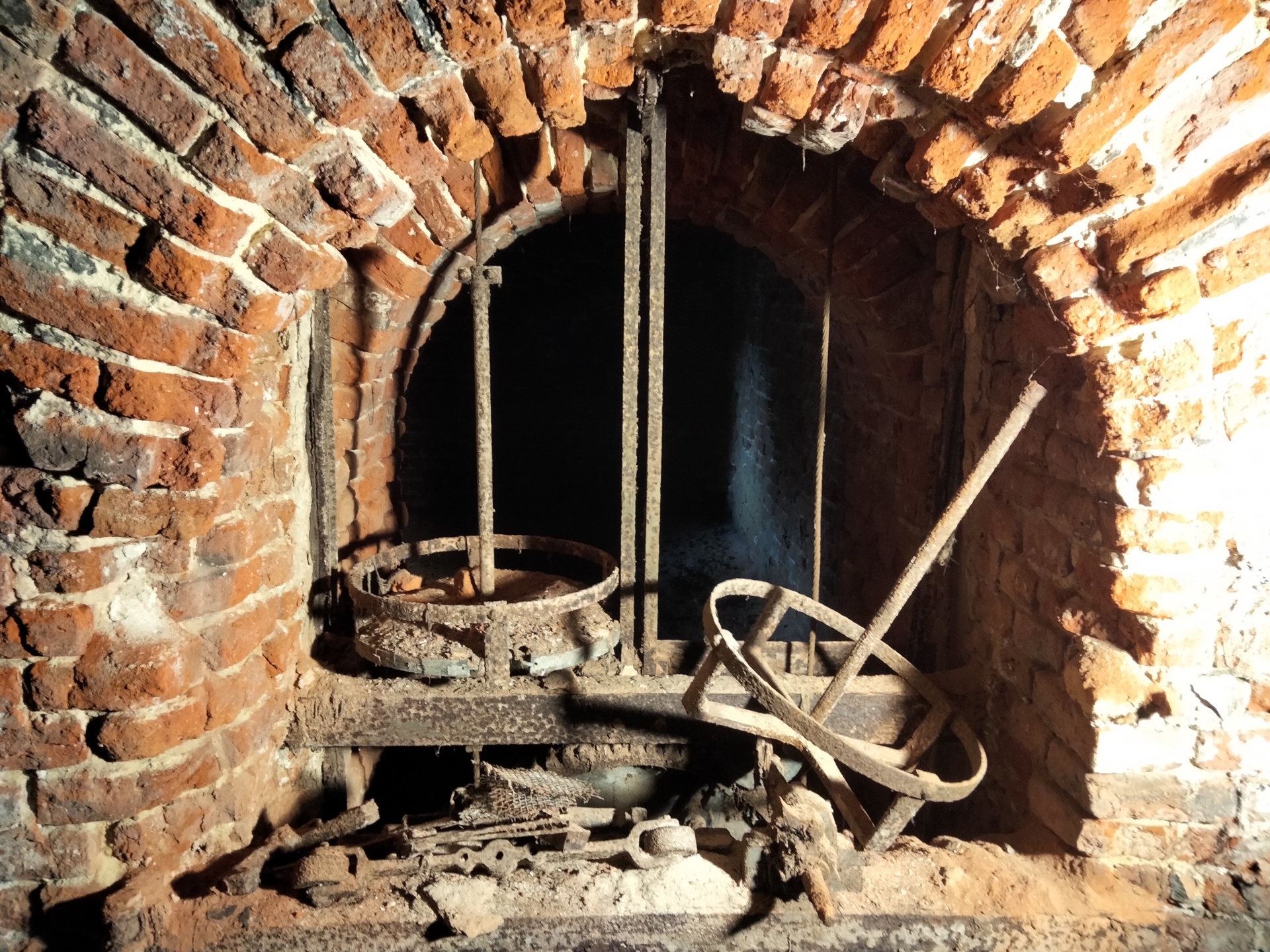 Das untere Ende des Munitionsaufzugs mit den Tellern für die Beförderung der Granaten