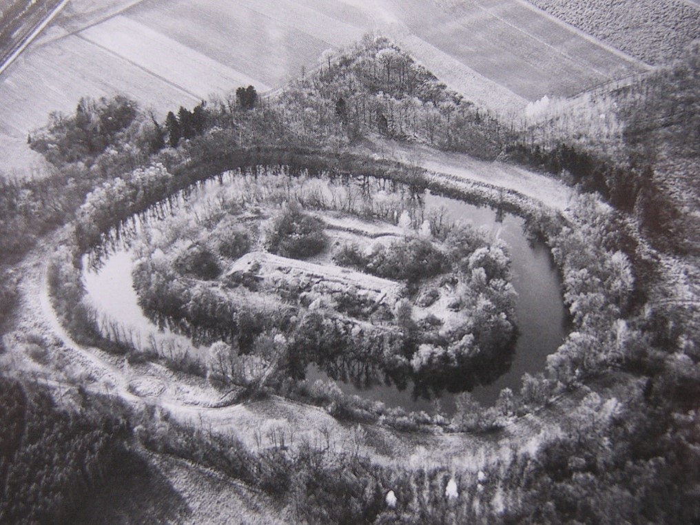 Luftbild aus den 60er-Jahren mit noch nicht zugewachsenen Trümmern