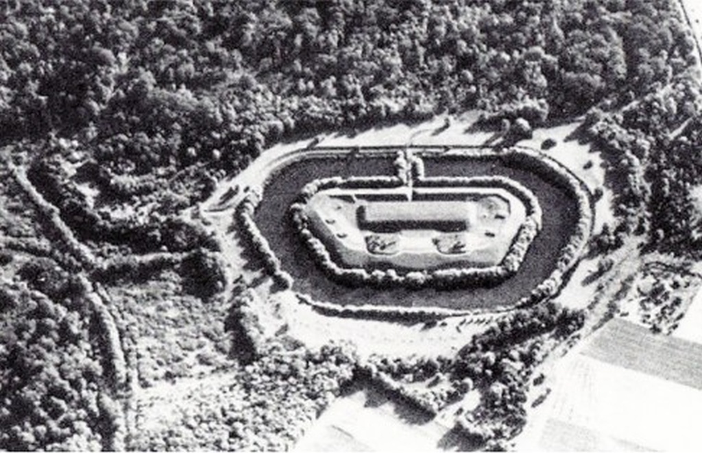 Luftbild aus dem Ersten Weltkrieg mit dem noch nicht gesprengten Zwischenwerk