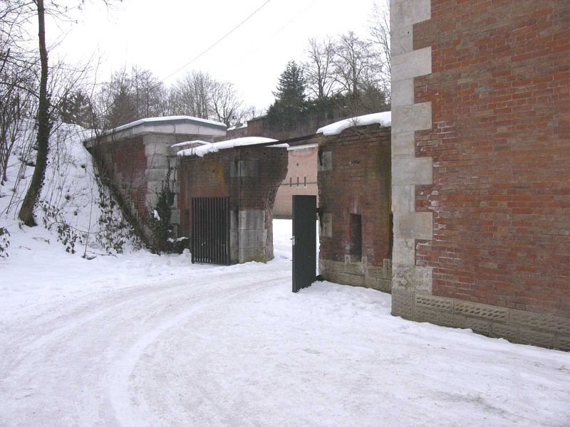 Tor zum Schutterhof - ehem. Militärschwimmbad