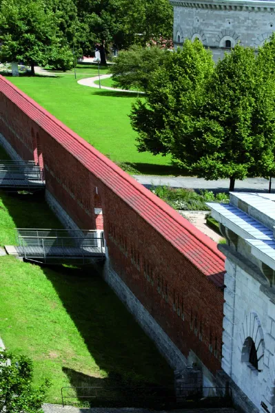Infanteriemauer Blick zum Turm Triva