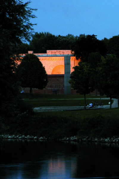 Stele Vor Turm Triva