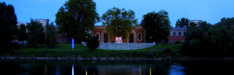 Reduit bei Nacht Donauseite